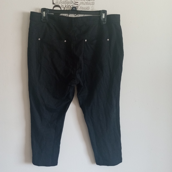 Mix & Co Black Capris - Picture 2 of 6